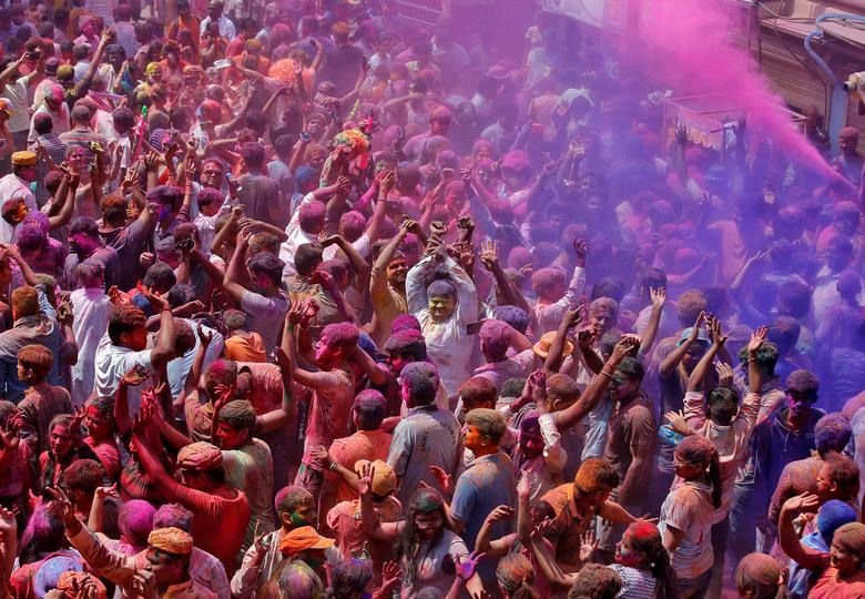 Vào dịp lễ hội Holi, người dân Ấn Độ lại ném bột màu vào nhau thể hiện cho sự tự do và không phân biệt giai cấp vốn tồn tại trong xã hội.