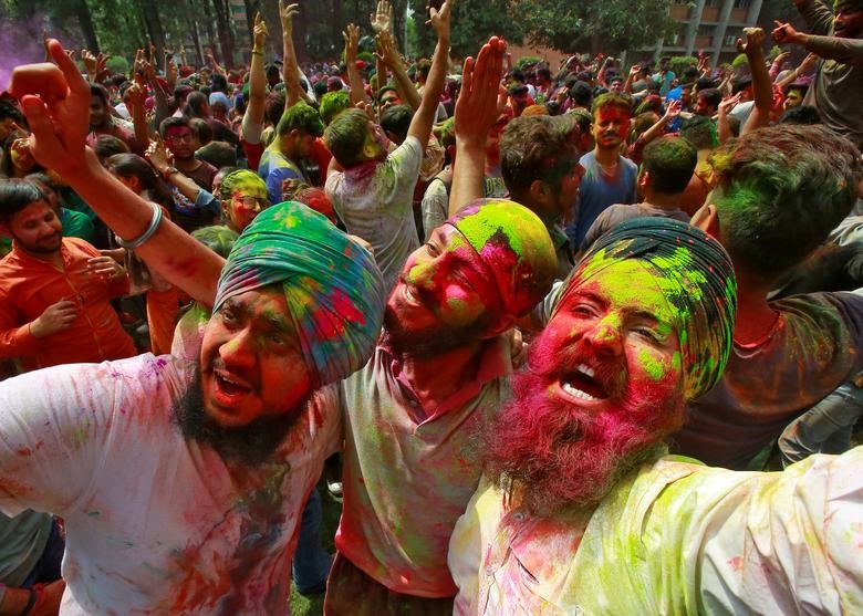 Vào dịp lễ hội Holi, mọi người ném bột màu vào người nhau, khiến cho ai cũng giống như một bức tranh đầy màu sắc sặc sỡ.