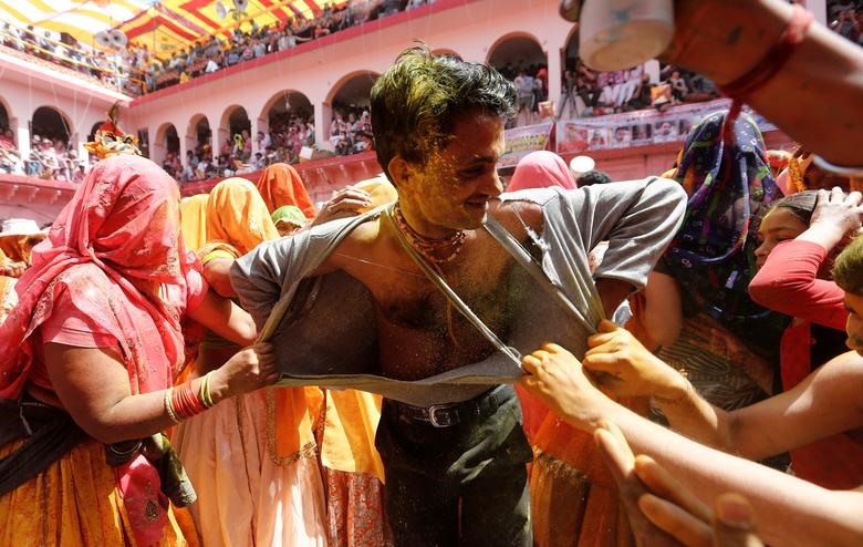 Lễ hội Holi không chỉ có sự tham gia của người dân mà còn thu hút đông đảo khách du lịch.