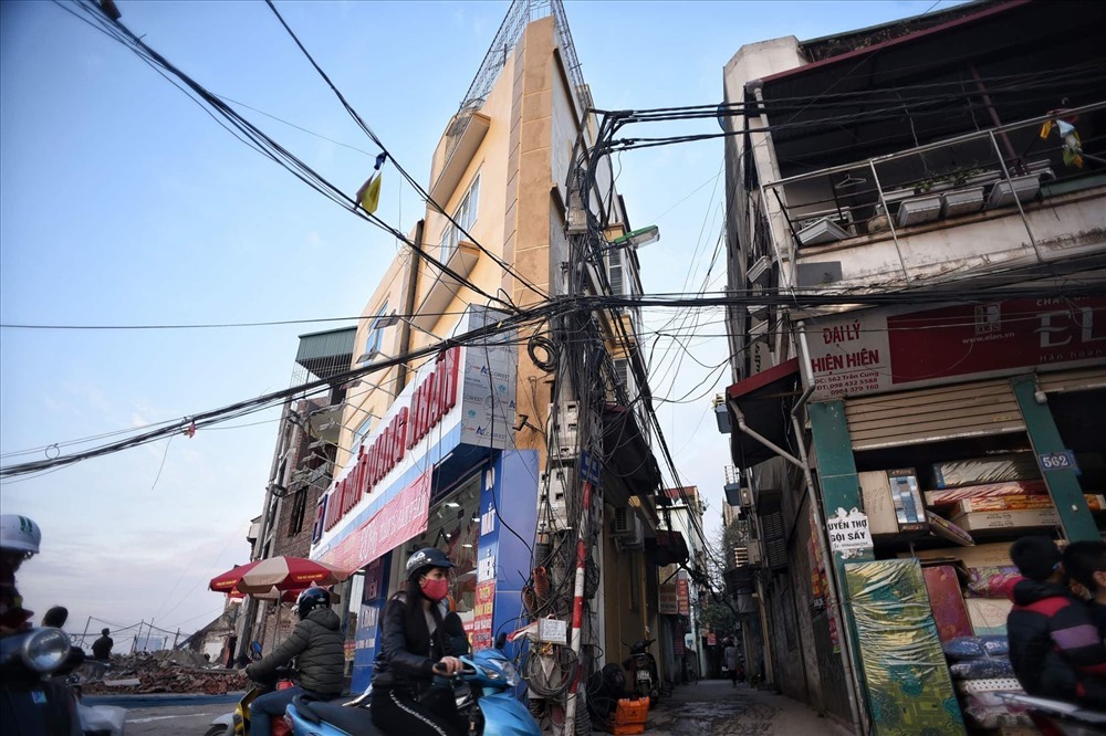 Nhà siêu mỏng chen nhau mọc lên trên đường Phạm Văn Đồng. Ảnh: Sơn Tùng 