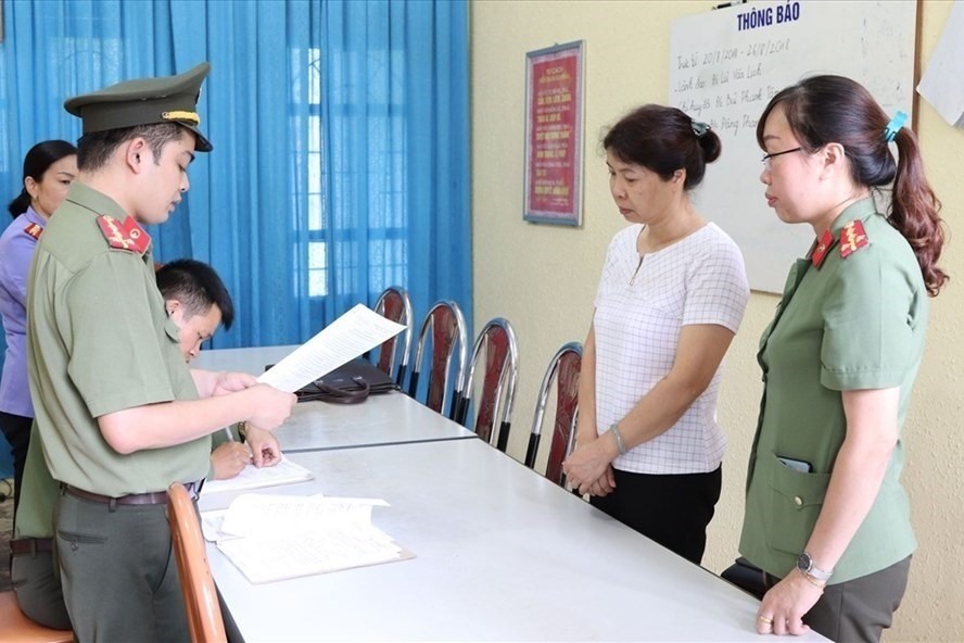 Cơ quan chức năng đọc lệnh khởi tố bà Nguyễn Thanh Nhàn vì có liên quan tới gian lận sửa điểm thi. Ảnh: TL 