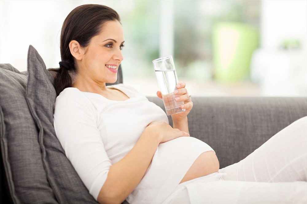 Uống đủ nước là thói quen đơn giản nhưng vô cùng quan trọng cho bà bầu để có một hệ tiêu hóa khỏe mạnh