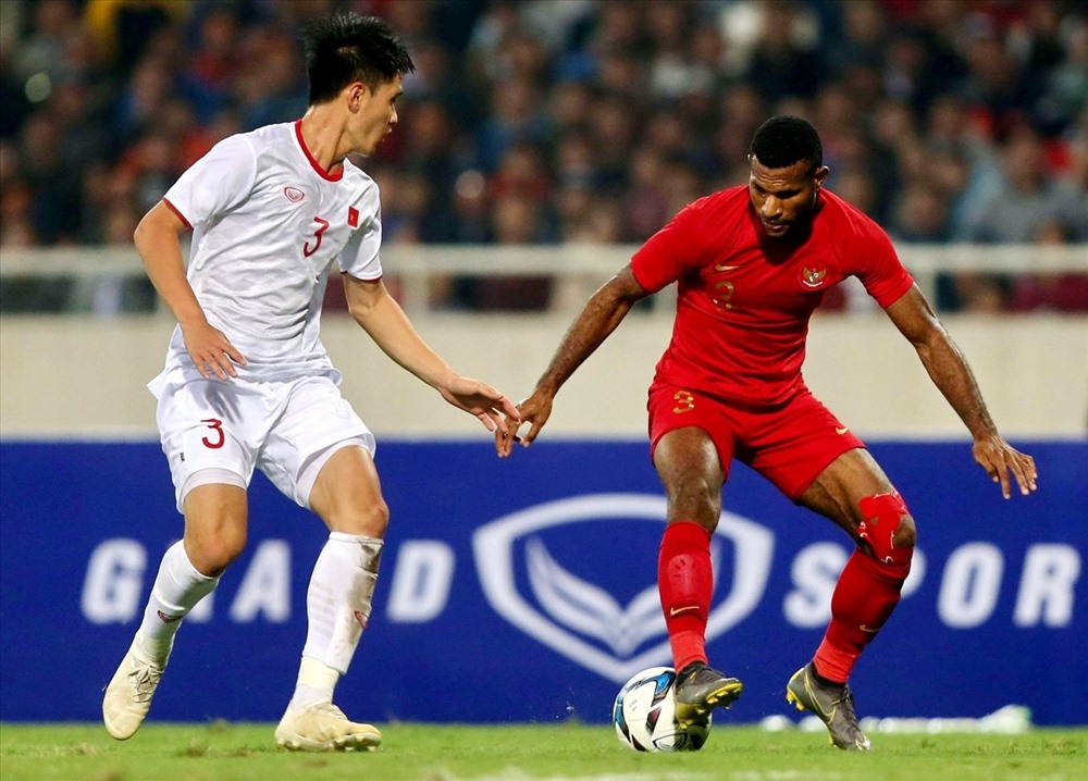 Tiền đạo Marinus Wanewar có nhiều tình huống tiểu xảo với cầu thủ U23 Việt Nam. 