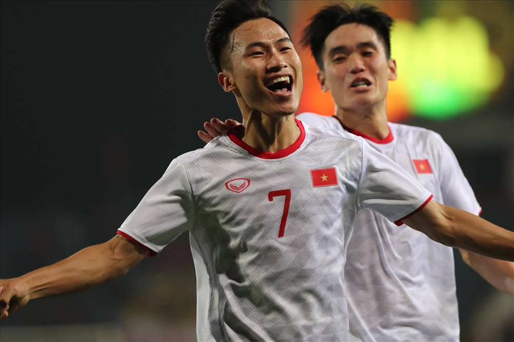 Báo chí Thái Lan cho rằng U23 Việt Nam thắng may mắn nhờ pha ghi bàn của Việt Hưng. Ảnh S.T