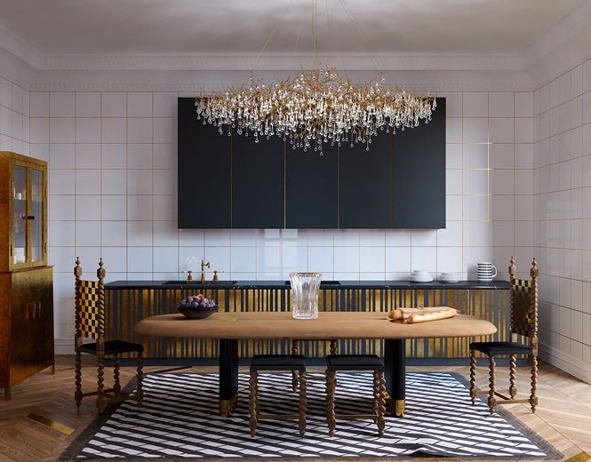 Ghế ăn và bàn với thiết kế chân dát vàng được đặt trong phòng ăn sang trọng, nơi có đèn chùm pha lê vàng nổi bật trên những bức tường màu trắng đen.