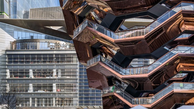 Đây là thiết kế của kiến trúc sư nổi tiếng Thomas Heatherwick. Trước đó, ngay khi lần đầu tiên được công bố vào năm 2016, dự án Vessel do hãng thiết kế nước Anh Heatherwick Studio thực hiện đã được ca tụng là “Tháp Eiffel của New York”