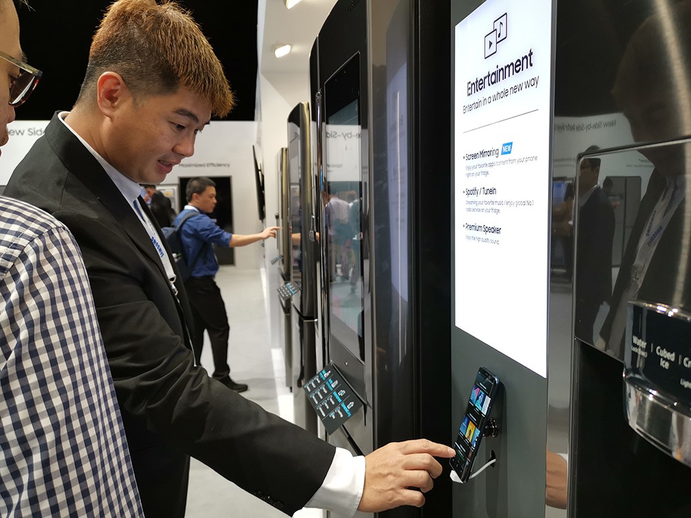 Tủ lạnh Family Hub với công nghệ AI và IoT trở thành trung tâm kết nối và có thể kết nối với smartphone.