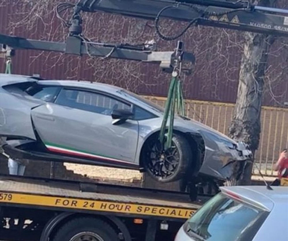 Chiếc Lamborghini được cẩu đi. Ảnh: Instagram