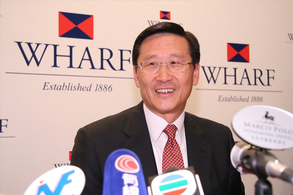 Ông Woo từng là chủ tịch của tập đoàn bất động sản Wheelock và công ty con Wharf nhưng đã nghỉ hưu từ giữa năm 2015 và hiện giữ chức “cố vấn cấp cao“. Ngoài bất động sản, Wheelock và Wharf còn kiểm soát nhiều công ty trong lĩnh vực viễn thông, bán lẻ và cảng biển, bao gồm chuỗi cửa hàng xa xỉ Lane Crawfood. Tỉ phú người Hong Kong đứng thứ 129 trong top những người giàu nhất hành tinh. Ảnh: Zricks  