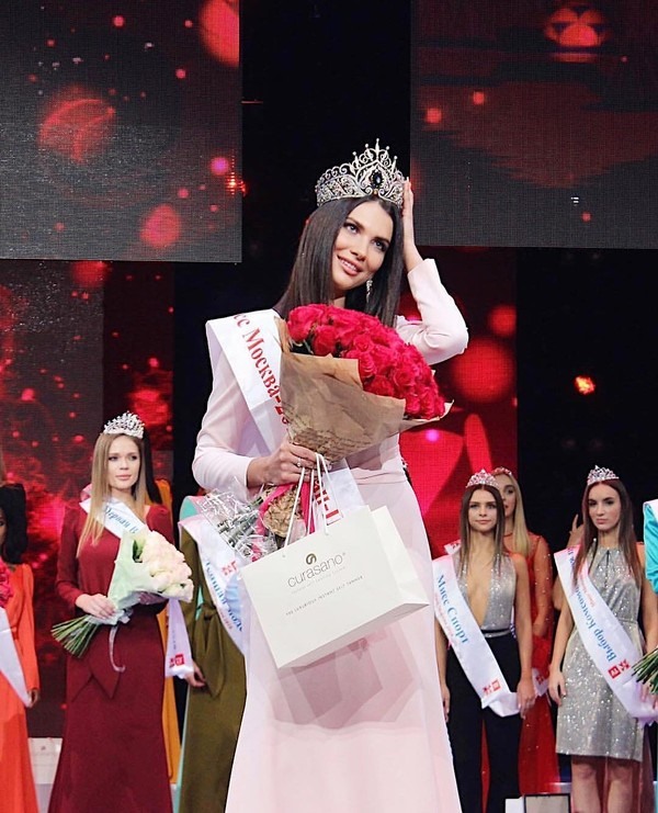 Miss Moscow - Alesia Semerenko lúc đăng quang vào hồi tháng 12 năm ngoái. 