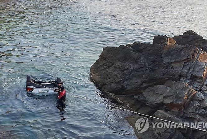 Nhà chức trách Hàn Quốc vẫn chưa xác định được nguyên nhân vì sao chiếc ô tô lao xuống biển khiến 5 sinh viên tử vong. Ảnh: Yonhap.