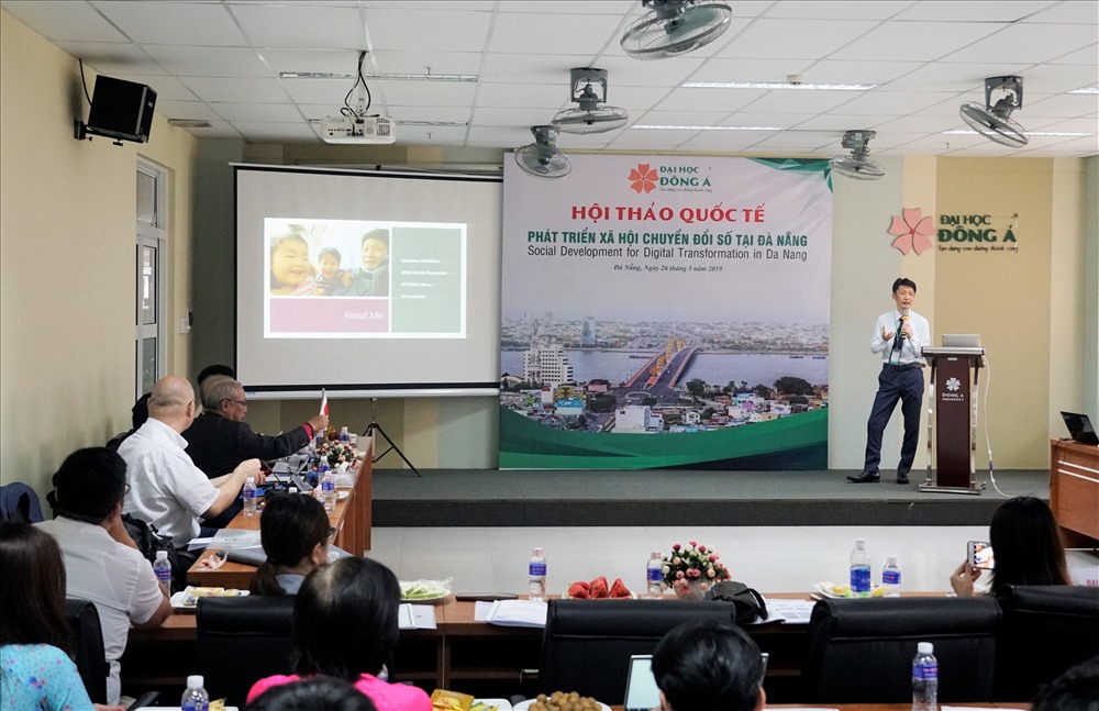 Chuyên gia Masaatsu Yoshihara đang trình bày chuyên đề “Phát triển nguồn nhân lực công nghệ thông tin (CNTT) trong kỷ nguyên số ” tại hội thảo.