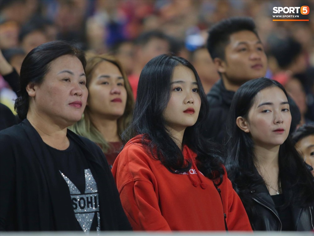 “Bạn gái tin đồn” của Đoàn Văn Hậu cũng có mặt trên khán đài.  Ảnh: Sport 5.
