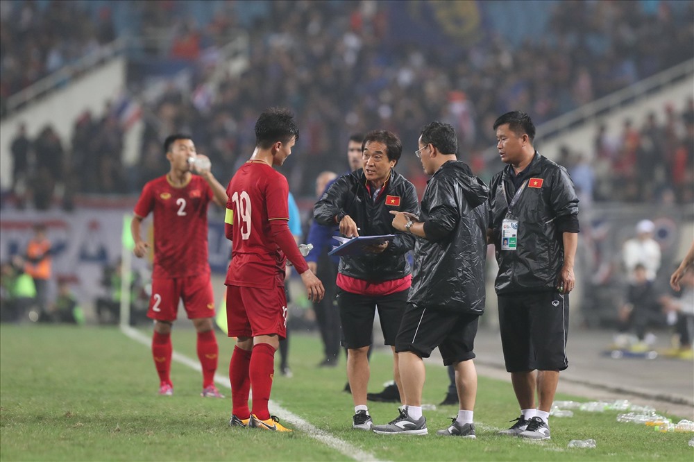 Quang Hải đóng vai trò như cầu nối giữa HLV Park Hang-seo với các cầu thủ trên sân. Ảnh: Sơn Tùng