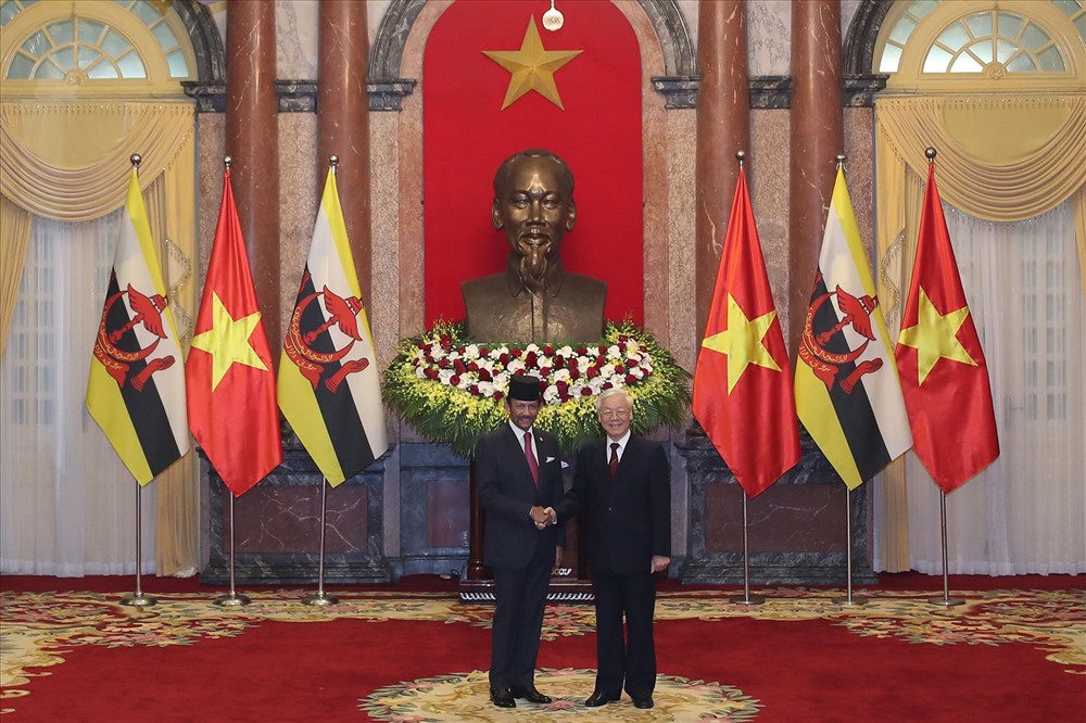 Quốc vương Hassanal Bolkiah từng thăm Việt Nam và tham dự các Hội nghị Diễn đàn hợp tác Á-Âu (ASEM), Diễn đàn hợp tác kinh tế Châu Á-Thái Bình Dương (APEC)... Ảnh: Sơn Tùng. 