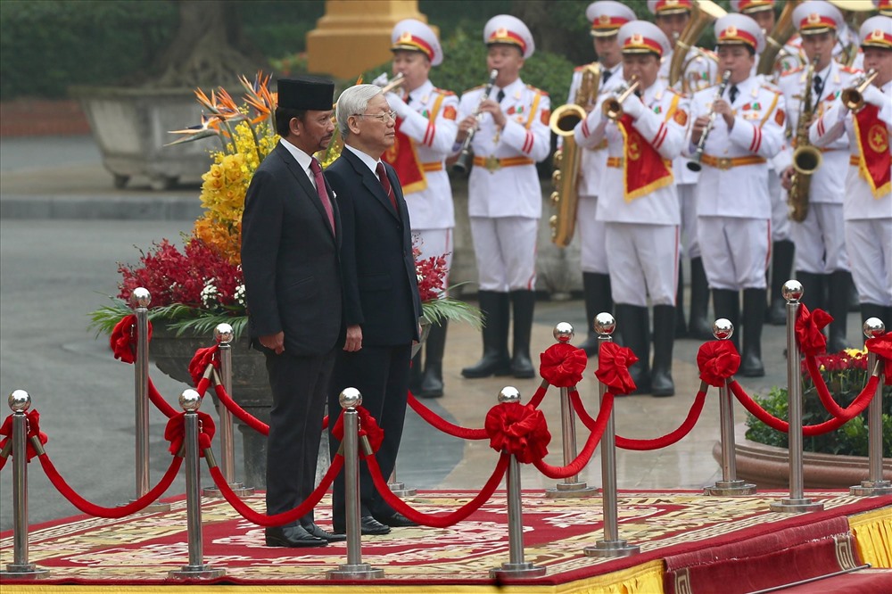 Tổng Bí thư, Chủ tịch Nước Nguyễn Phú Trọng chủ trì lễ đón trọng thể Quốc vương Brunei Darussalam Sultan Haji Hassanal Bolkiah. Ảnh: Sơn Tùng. 