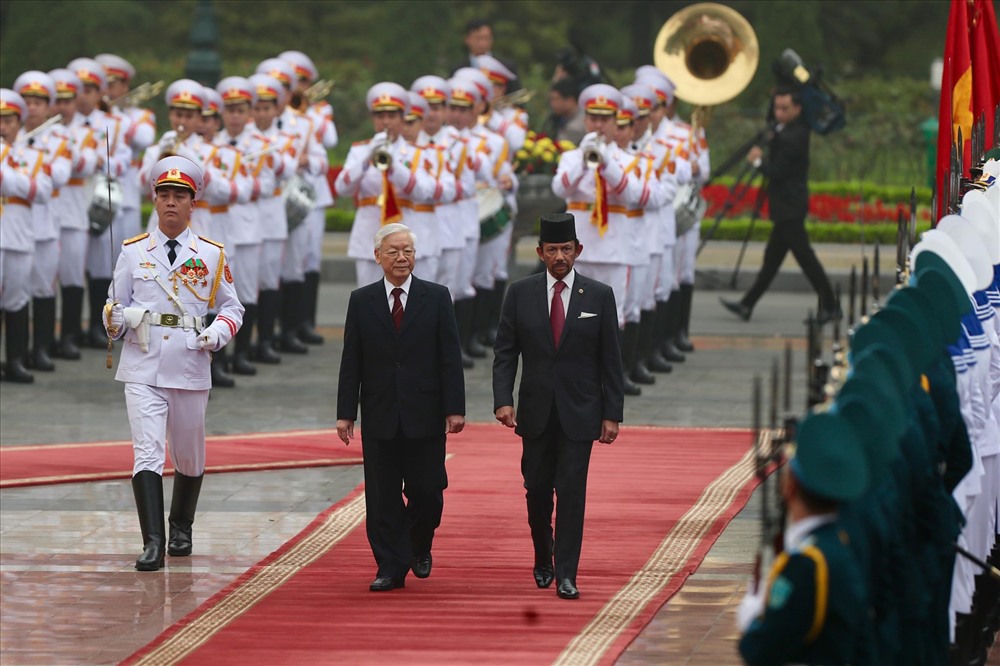 Tổng Bí thư, Chủ tịch Nước và Quốc vương Brunei duyệt đội danh dự. Ảnh: Sơn Tùng. 