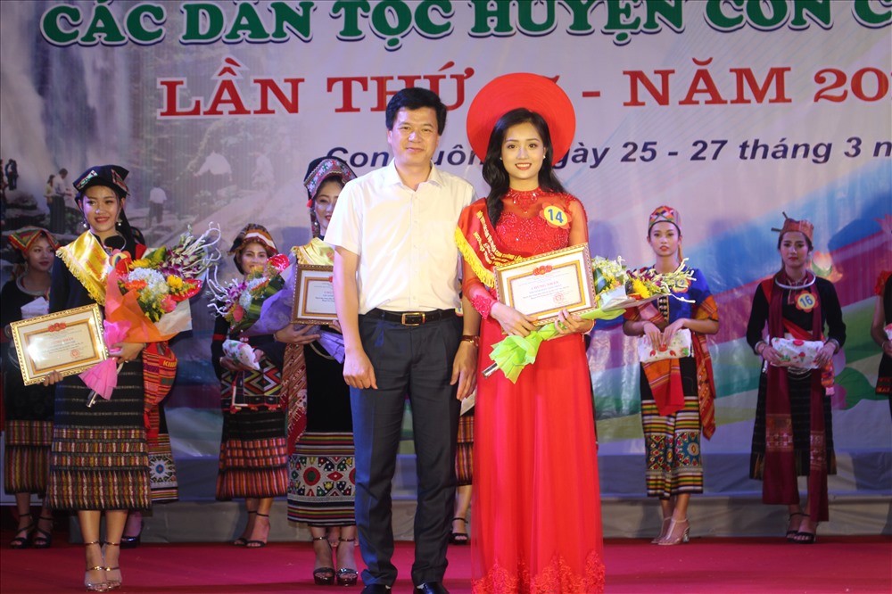 Ông Nguyễn Đình Hùng, Tỉnh ủy viên, Bí thư huyện ủy huyện Con Cuông trao giải nhất chó thí sinh Hà Thảo danh đến từ Trường THPT Con Cuông