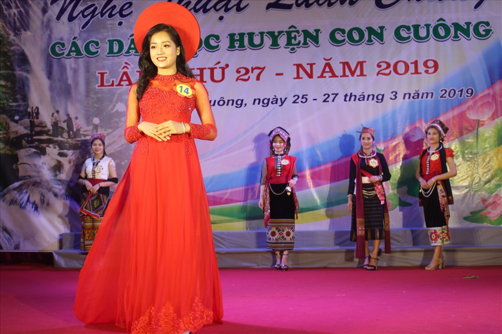 Thí sinh Hà Thảo Danh dự thi phần trang phục áo dài truyền thống