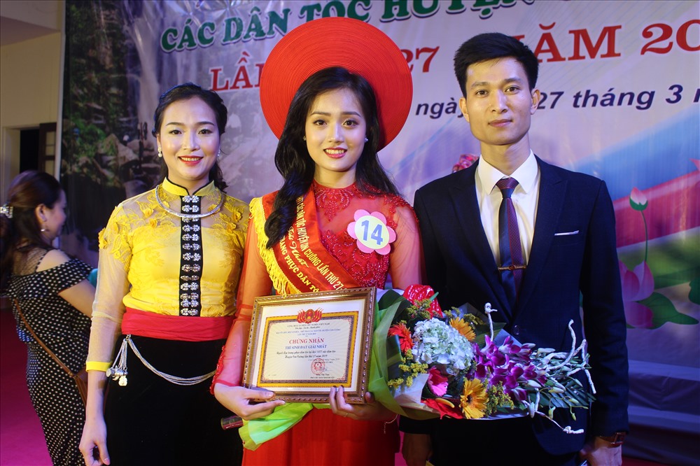 Bạn bè và người thân chúc mừng thí sinh Hà Thảo Danh dành giải nhất