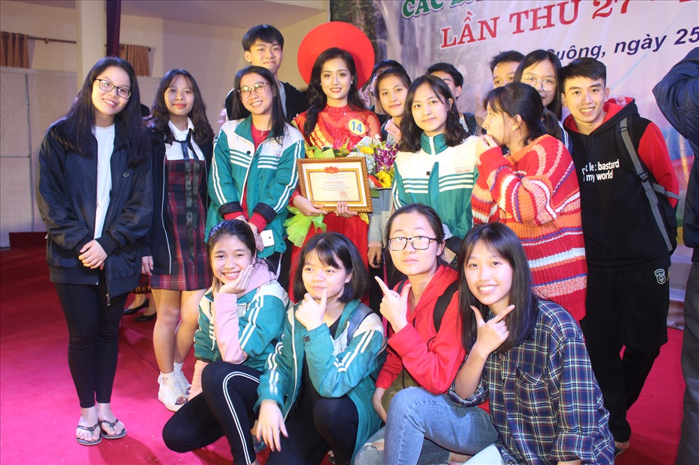 Bạn bè và người thân chúc mừng thí sinh Hà Thảo Danh dành giải nhất