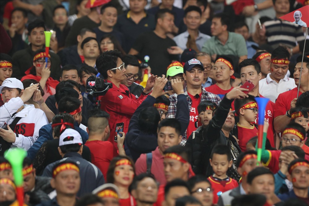 Những ngôi sao Hàn Quốc đang có mặt tại Việt Nam đã có dịp dự khán và chứng kiến những điều kỳ diệu mà HLV Park Hang-seo tạo nên trong trận đấu với U23 Thái Lan.