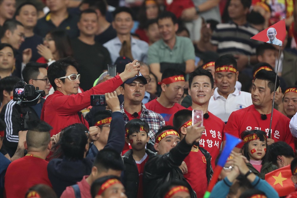 Những ngôi sao Hàn Quốc đang có mặt tại Việt Nam đã có dịp dự khán và chứng kiến những điều kỳ diệu mà HLV Park Hang-seo tạo nên trong trận đấu với U23 Thái Lan.