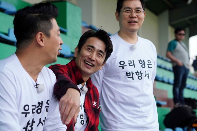 Trước đó, những ngôi sao Hàn Quốc cũng đã có mặt tại sân tập của U23 Việt Nam để cổ vũ đội tuyển và HLV Park Hang-seo.