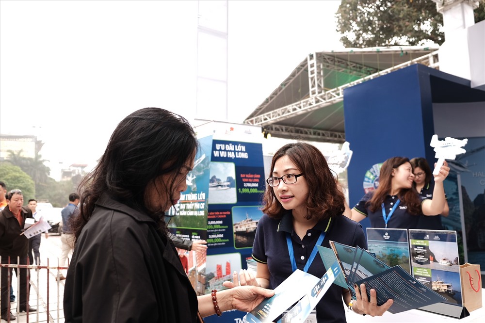 Nhiều khách tham quan đến Hội chợ tìm hiểu thông tin, tìm kiếm các chương trình tour và vé khuyến mãi.