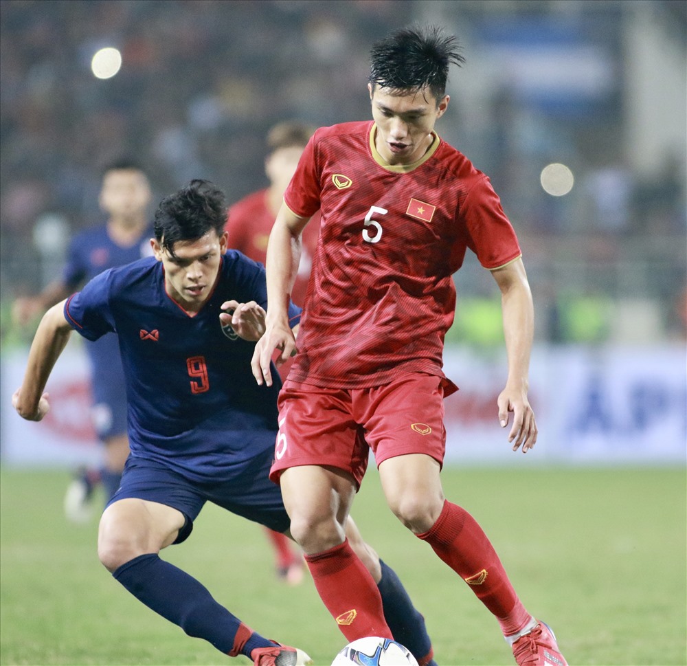 HLV Park Hang-seo bố trí hàng phong ngự U23 Việt Nam “chăm sóc” khá kĩ chân sút của U23 Thái Lan, khiến anh nổi nóng dẫn tới chơi xấu và phải nhận thẻ đỏ rời sân. Ảnh: T.L