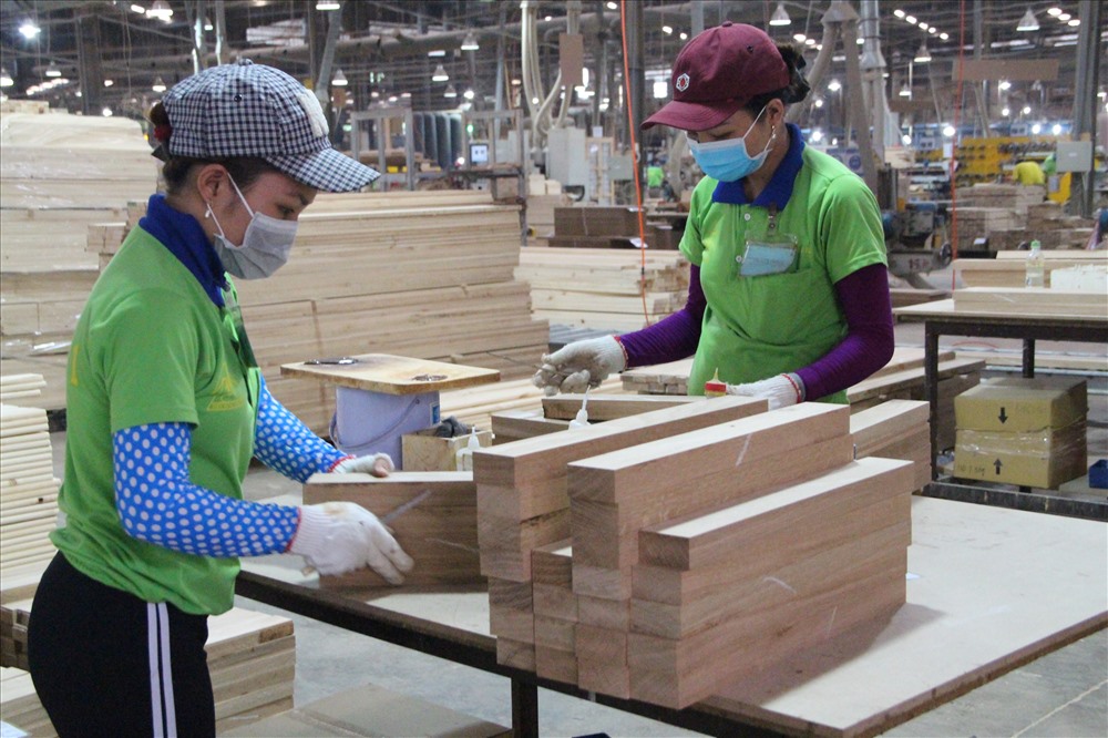 Công nhân làm việc trong ngành chế biến gỗ tại thị xã Thuận An, Bình Dương.
