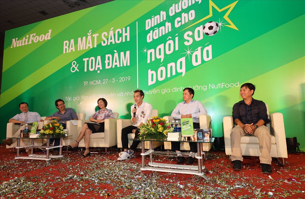Tiền đạo Văn Toàn thay mặt các đồng đội lên trả lời các câu hỏi ở buổi tọa đàm. Tiền đạo của ĐT Việt Nam lịch lãm với sơ mi trắng chuẩn “soái ca”.