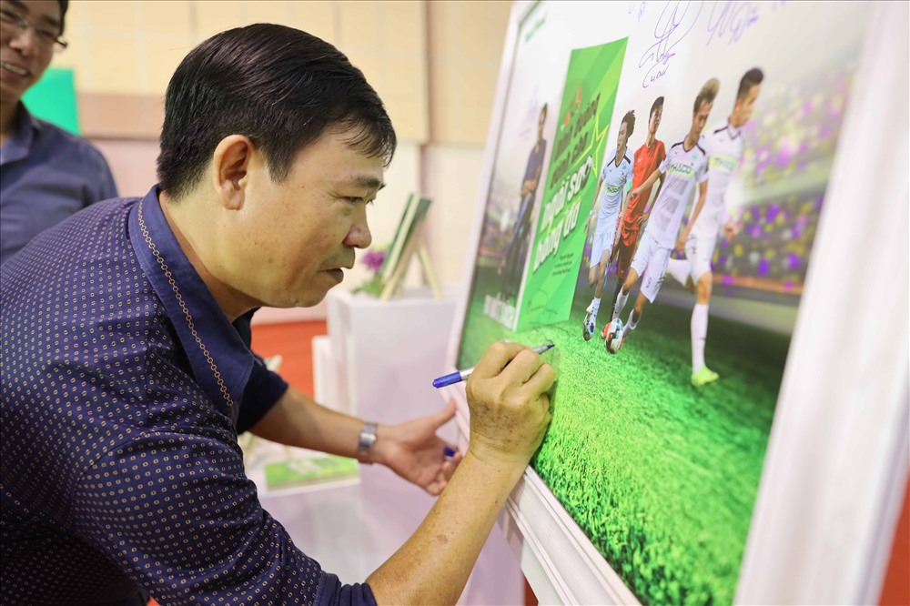 Nhà báo Nguyễn Nguyên của Báo Pháp luật TP.HCM, một trong những tác giải của cuốn sách kí lưu niệm ở ngày ra mắt “Dinh dưỡng dành cho ngôi sao bóng đá”