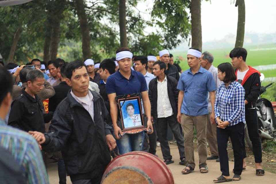 Được tổ chức đám tang sớm nhất là anh Nguyễn Đức Kiên (SN 1978), nhà ngay đầu thôn, cách hiện trường vụ tai nạn vài mét.