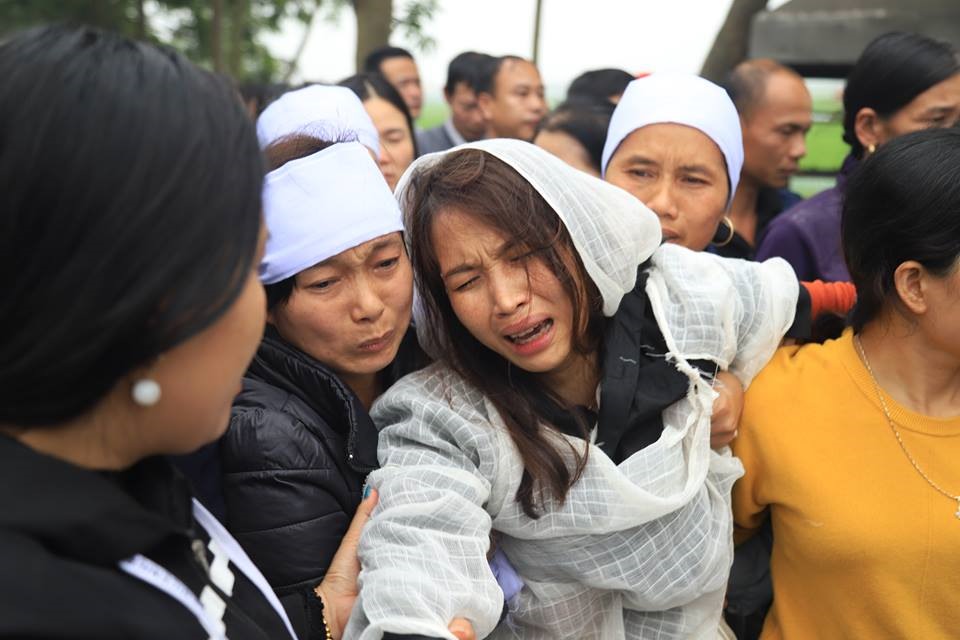  vợ anh, chị Nguyễn Thị Hạnh ngất lên ngất xuống. Gia đình anh buôn bán, chị vợ làm giáo viên mầm non, 2 người con trai còn rất trẻ đứng ra chịu tang bố.