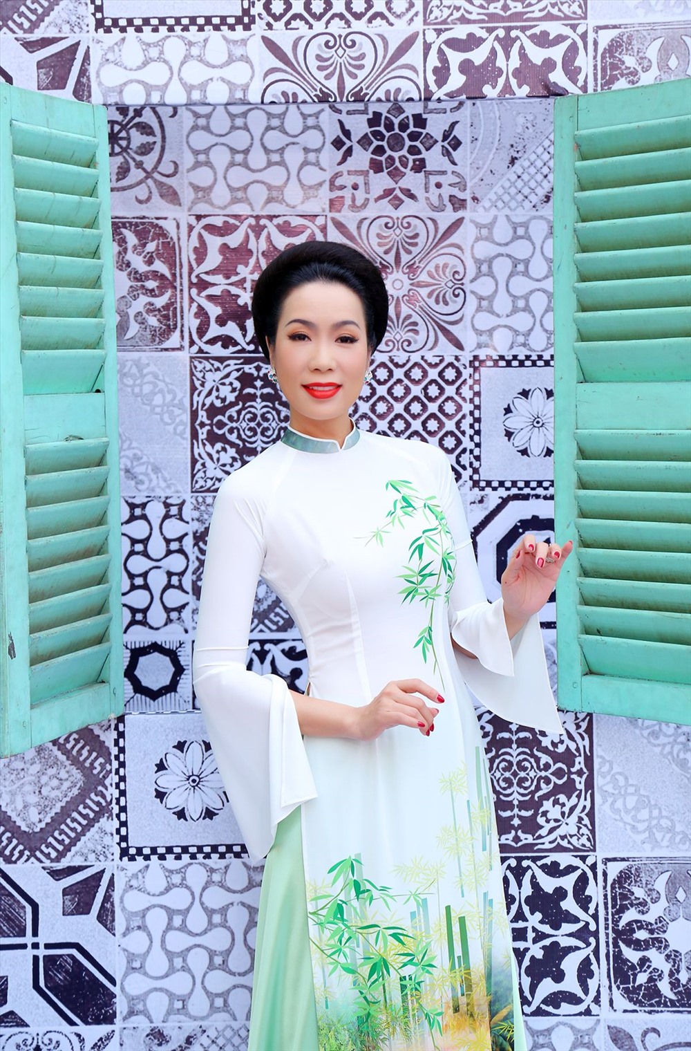 Á hậu Trịnh Kim Chi nền nã trong tà áo dài. Ảnh: NVCC. 