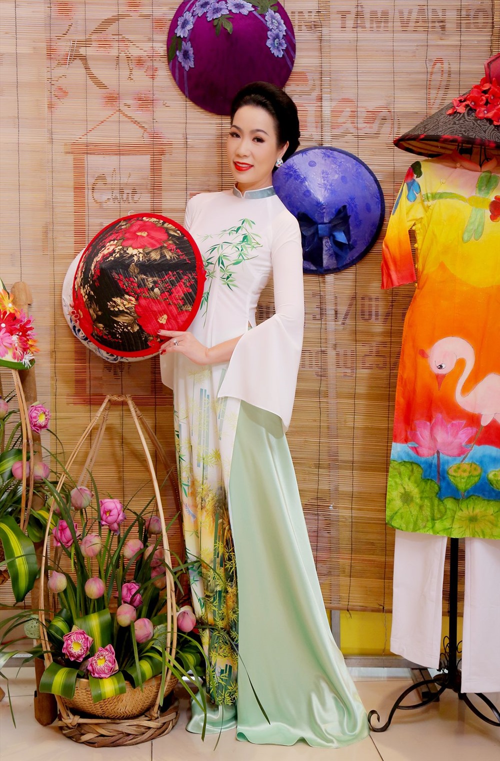 Tà áo dài luôn là trang phục mà Trịnh Kim Chi lựa chọn trong những sự kiện lớn và quan trọng. 