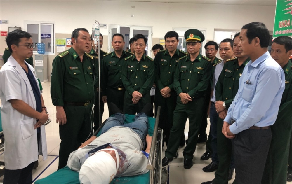 Chủ tịch UBND tỉnh Quảng Bình Trần Công Thuật thaem, động viên chiến sỹ bị thương trong khi triệt phá đường dây ma túy.