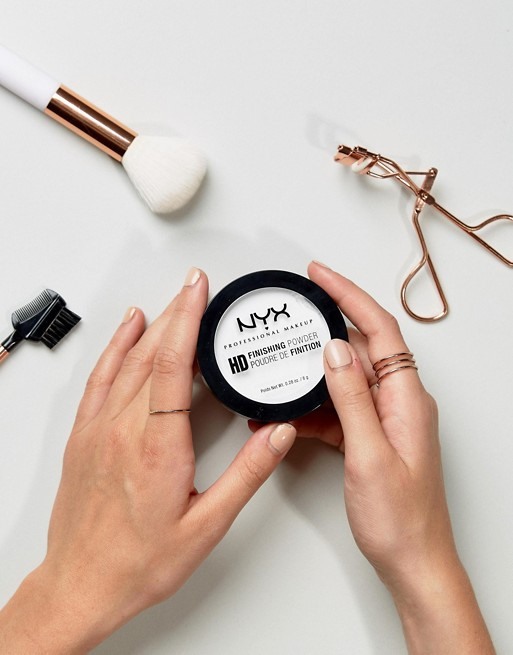 Phấn phủ của Nyx cũng là một trong những sản phẩm được các chuyên gia makeup tin tưởng. Sản phẩm sẽ cho bạn lớp nền mịn lì như thể không có lỗ chân lông, các nếp nhăn xấu xí cũng được xóa mờ không dấu vết.