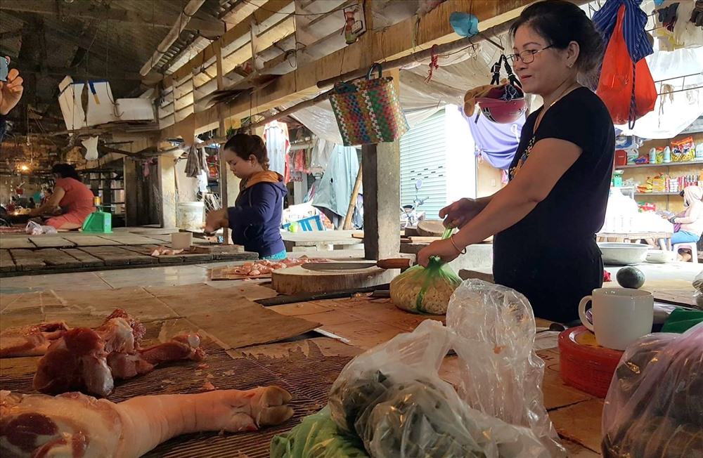 Quầy bán thịt ở chợ Thị xã Quảng Trị giảm vắng khách. Ảnh: Hưng Thơ.