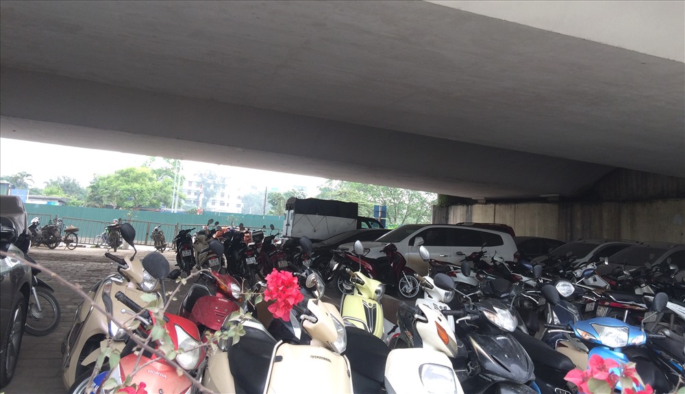 Địa điểm dưới gầm cầu Mai Dịch vẫn nhận gửi rất nhiều xe máy.