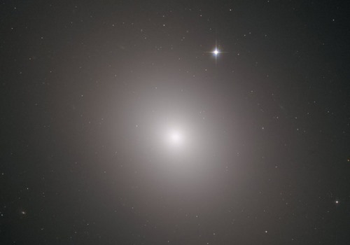 Ảnh chụp Messier 49, thiên hà chứa 200 tỷ ngôi sao. Ảnh: ESA