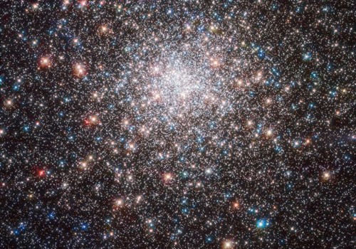 Ảnh chụp những ngôi sao sáng rực trong thiên hà Messier 28. Ảnh: ESA