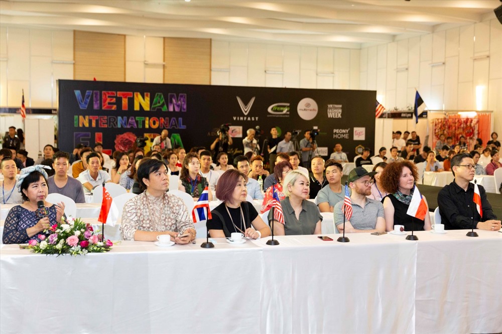 Đông đảo báo chí khách mời danh dự tham gia Lễ khai mạc VIFE 2019