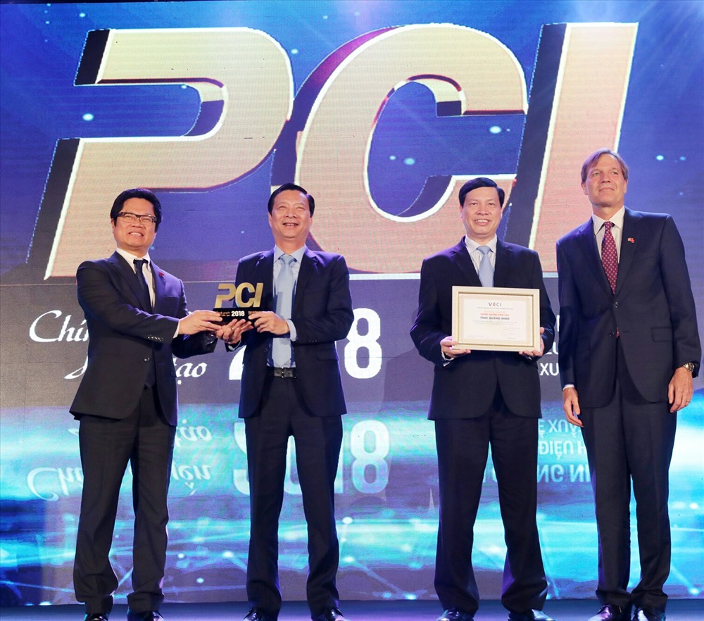 Ông Nguyễn Đức Long (đứng giữa, bên phải) cùng Bí thư tỉnh ủy Nguyễn Văn Đọc lên nhận danh hiệu quán quân PCI sáng 28.3. Ảnh: CTV