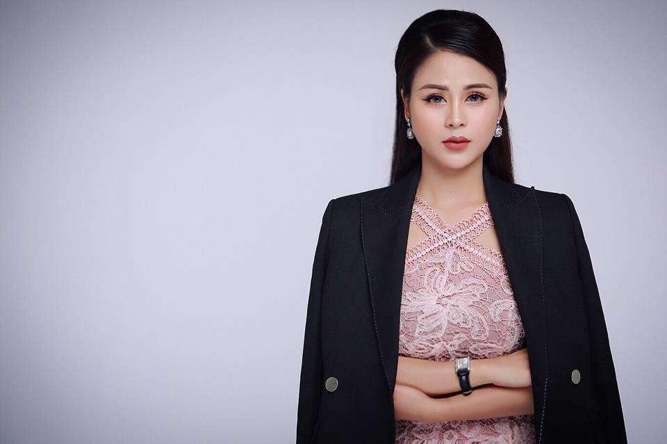 Thu Trang sinh năm 1990, từng tốt nghiệp Cao đẳng nghệ thuật Hà Nội và đã có 10 năm công tác tại Nhà hát Tuổi trẻ.  Vai Cúc cũng là bước ngoặt trong sự nghiệp diễn xuất của Thu Trang bởi đây là lần đầu tiên cô “chạm ngõ” truyền hình.  Ảnh: FBNV.