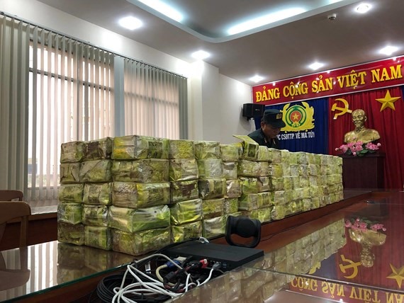 Theo Bộ Công an, đường dây vận chuyển ma túy này từ Lào về TPHCM, rồi tập kết ở các điểm trên địa bàn quận Bình Tân. Sau khi vận chuyển ma túy thành công, các đối tượng sử dụng xe bán tải chở đến một ngôi nhà nằm khuất trong khu dân cư Bình Hưng Hòa B, quận Bình Tân.