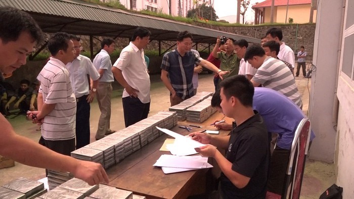 Khoảng 16h ngày 11.5, tại Quốc lộ 4D, đoạn chạy qua thôn Nậm Pản (xã Thanh Bình, huyện Mường Khương, tỉnh Lào Cai) lực lượng Cảnh sát điều tra tội phạm về ma túy (Công an tỉnh Lào Cai) đã bắt quả tang 2 đối tượng đang có hành vi vận chuyển trái phép 329 bánh heroin.