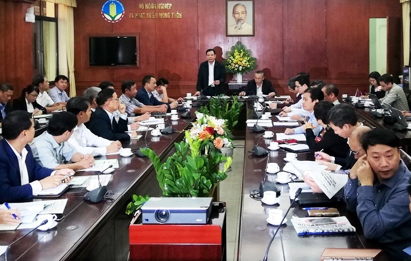 Bộ trưởng Nguyễn Xuân Cường họp với đại diện các trang trại về giải pháp phòng, chống dịch tả lợn Châu Phi. Ảnh: Kh.Lực