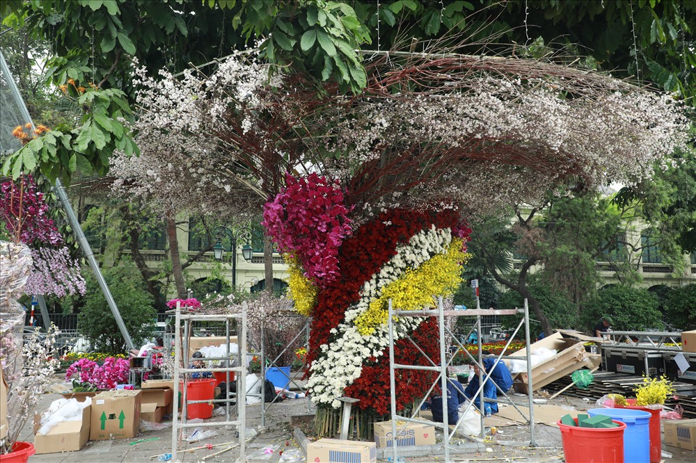 Nhiều loài hoa sẽ được sắp xếp, tạo hình thành các kỳ quan thế giới và một số địa danh nổi tiếng của Hà Nội, như Khuê Văn Các, thay vì chỉ được dàn dựng thành các tiểu cảnh như năm ngoái.